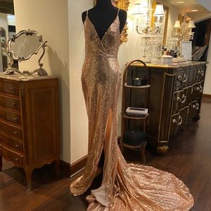 Stunning- A&N LUXE Haley Gown - Rose Gold (S) 💋